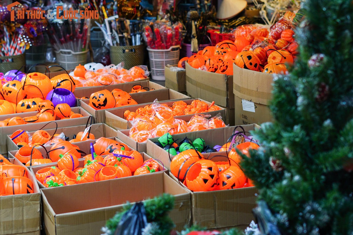 View -             'Ma quỷ' ngập tràn phố Hàng Mã trước thềm Halloween    