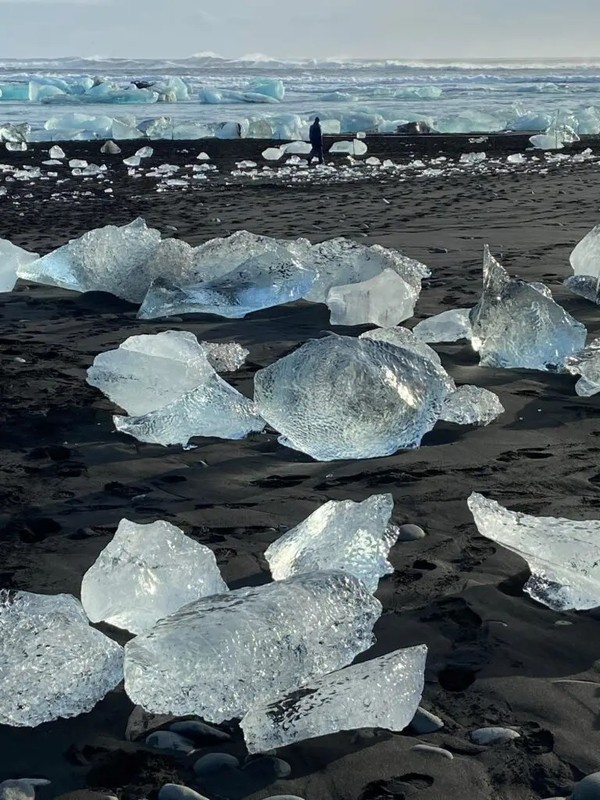 Kỳ thú 'bãi biển kim cương' nổi tiếng Iceland