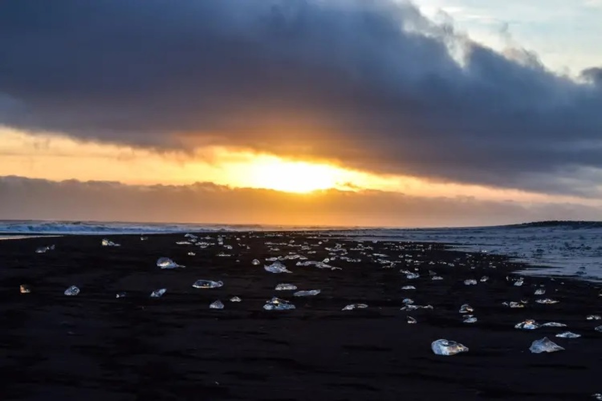 Kỳ thú 'bãi biển kim cương' nổi tiếng Iceland