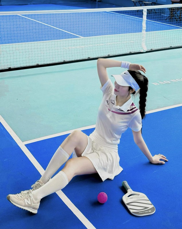 View -             Em gái Văn Toàn mặc váy ngắn ra sân pickleball nhảy cực quyến rũ    