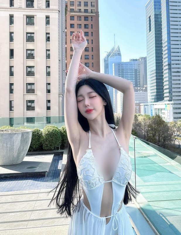 View -             Hot girl xinh đẹp diện đồ ngủ bó sát làm việc nhà    