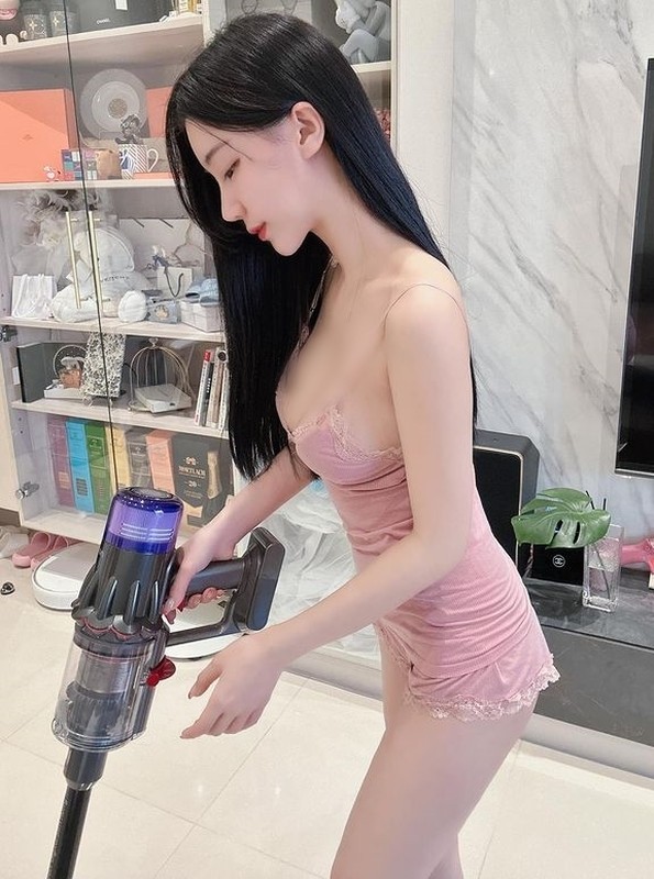 View -             Hot girl xinh đẹp diện đồ ngủ bó sát làm việc nhà    