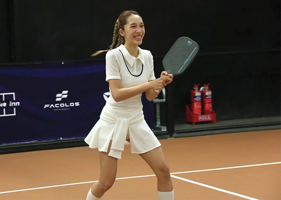 View -             Emily và dàn mỹ nhân khoe vóc dáng gợi cảm trên sân pickleball    