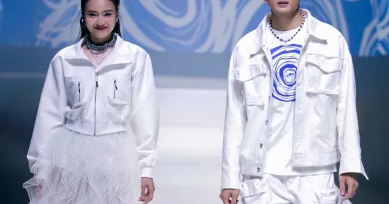             Ninh Dương Lan Ngọc 'đu trend' APT cùng Xuân Tiền trên sàn catwalk    