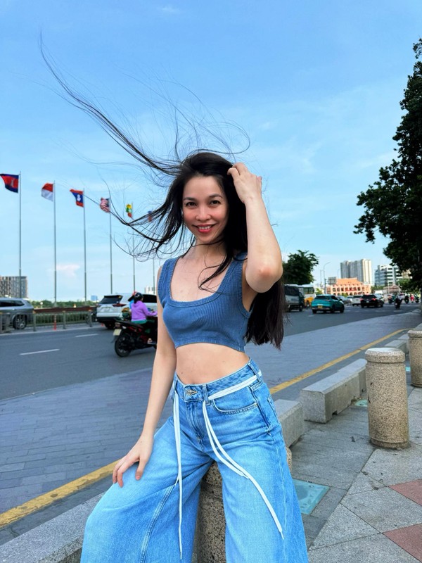 View -             Hiền Thục 'hack tuổi' với crop top, khoe vòng eo con kiến    