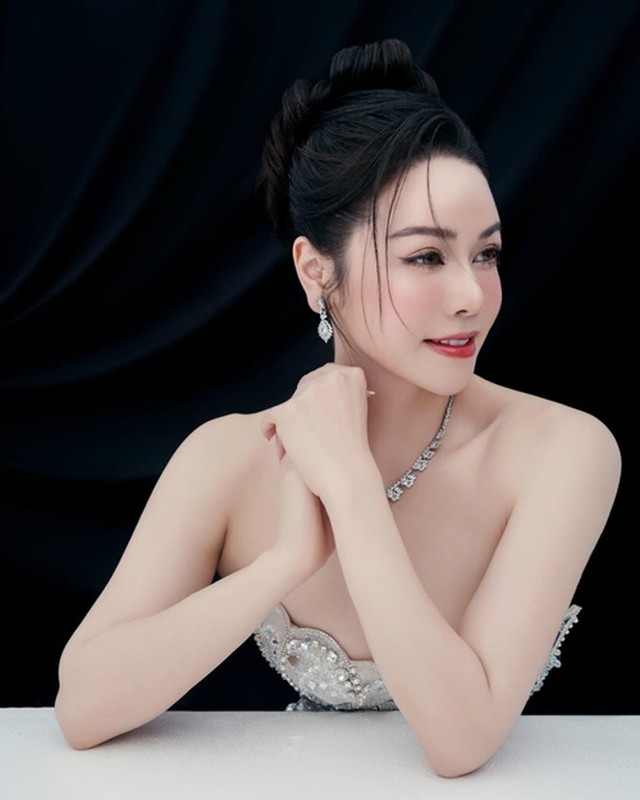 View -             Đọ vẻ gợi cảm giữa Nhật Kim Anh và Bella Mai    