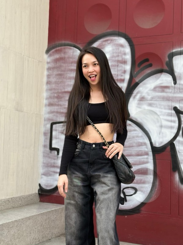 View -             Hiền Thục 'hack tuổi' với crop top, khoe vòng eo con kiến    