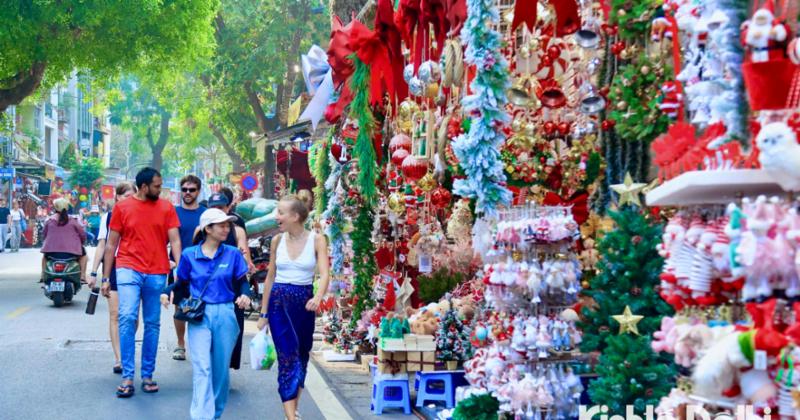 View -             Phố Hàng Mã lung linh 'thay áo mới' trước thềm Giáng sinh    