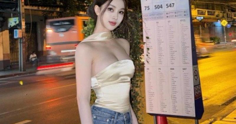             Làm mẹ, hot girl vẫn quá đẹp khi diện áo lụa tôn vòng 1    