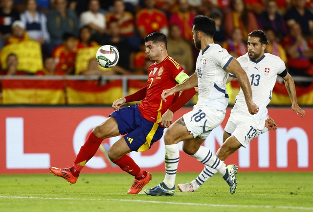 View -             Thua nghẹt thở Tây Ban Nha, Thụy Sĩ rớt hạng Nations League    