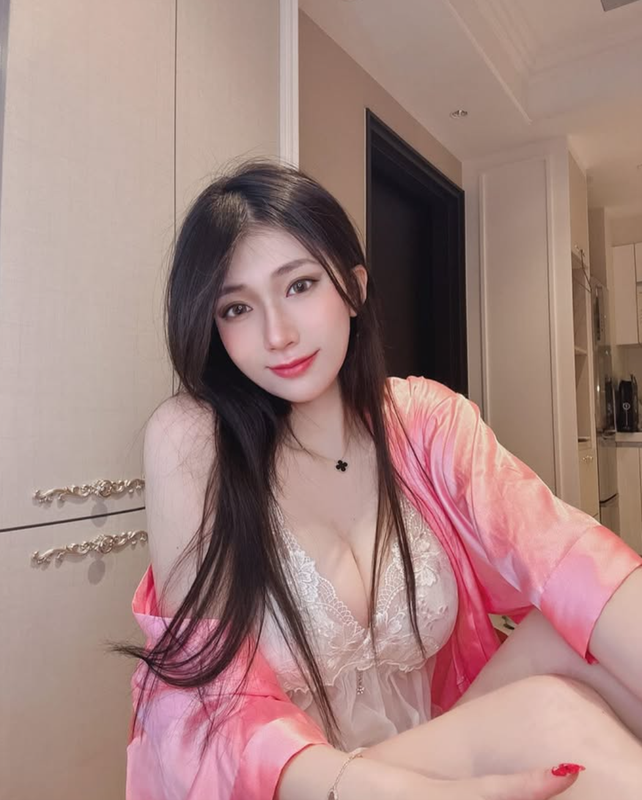 View -             Hot girl xinh đẹp diện trang phục 'đốt mắt' khoe vòng một khủng    