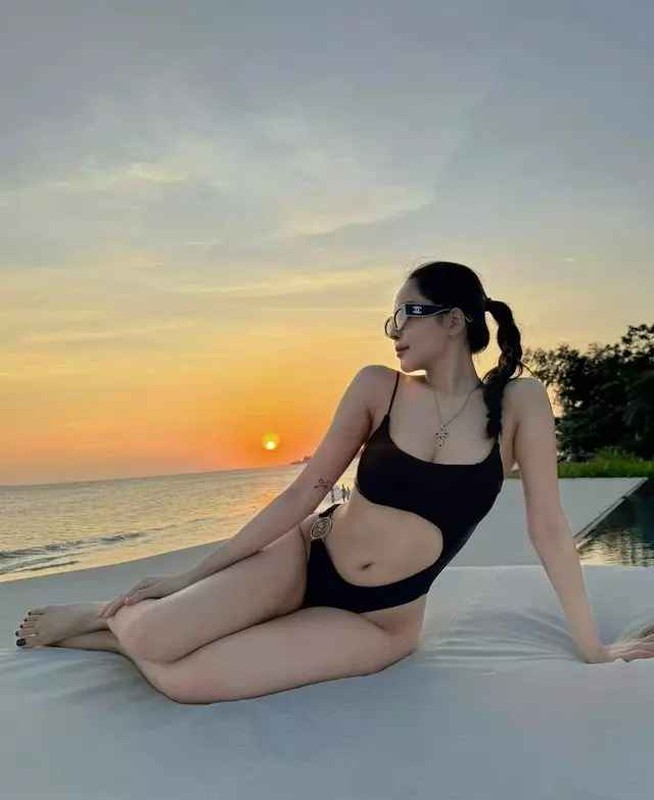 View -             Diện bikini khoe thân hình gợi cảm, Trâm Anh bị giục điều này    