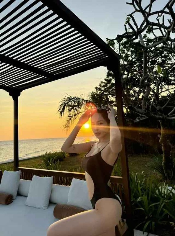 View -             Diện bikini khoe thân hình gợi cảm, Trâm Anh bị giục điều này    