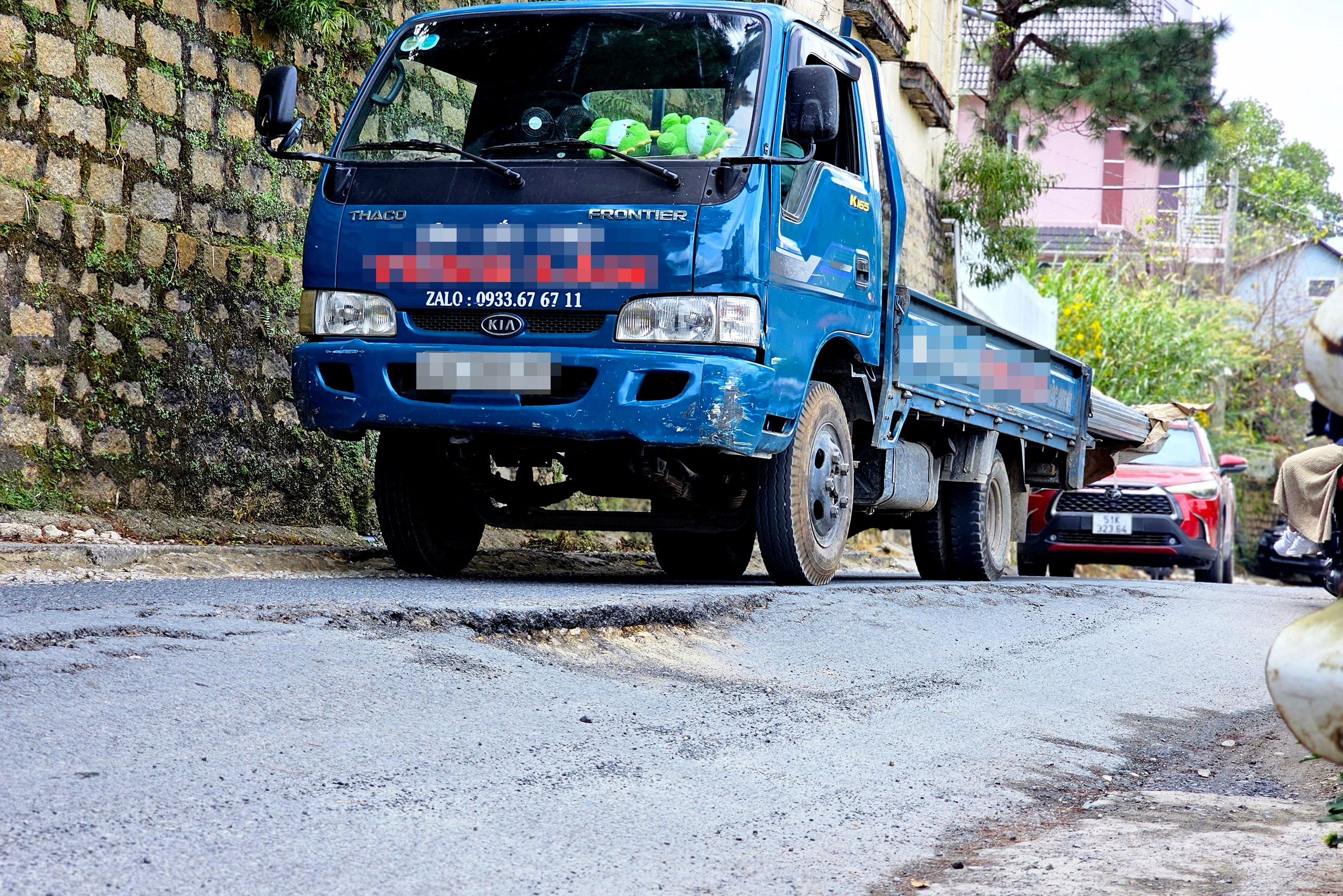 View -             Đà Lạt: Đường lún nặng, taluy nứt khiến người dân bất an    