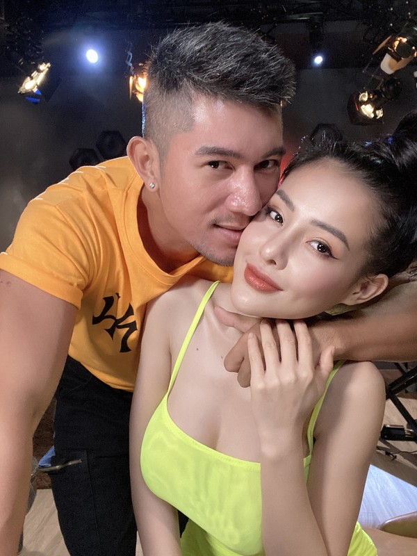 View -             Ngân 98 bất ngờ tỏ thái độ với bạn trai ngay trên sóng livestream    