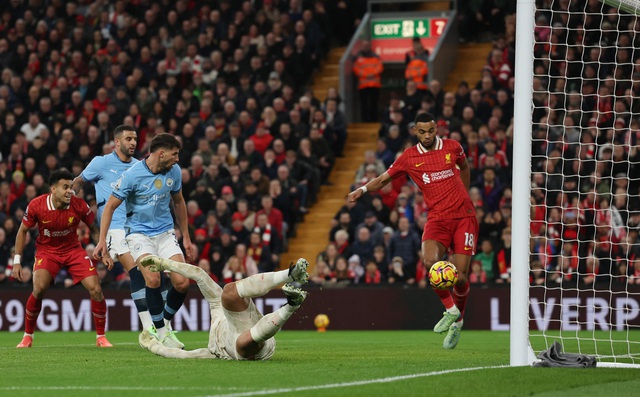 View -             Man City không biết thắng trận thứ 7, Liverpool bay cao ở đỉnh bảng    