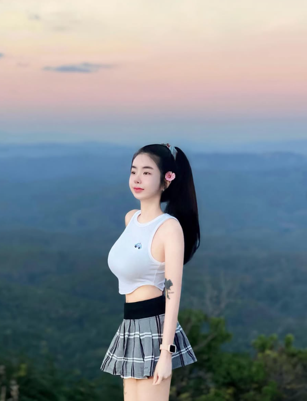 View -             Hot girl xinh đẹp mặc gợi cảm khi ra đường    