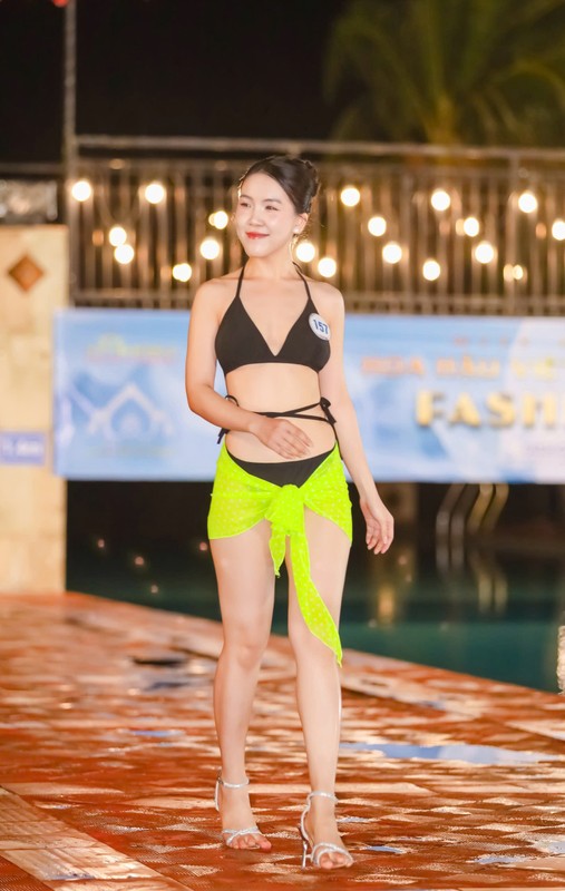 View -             Thí sinh Hoa hậu Việt Nam Thời đại 2024 gợi cảm với bikini    