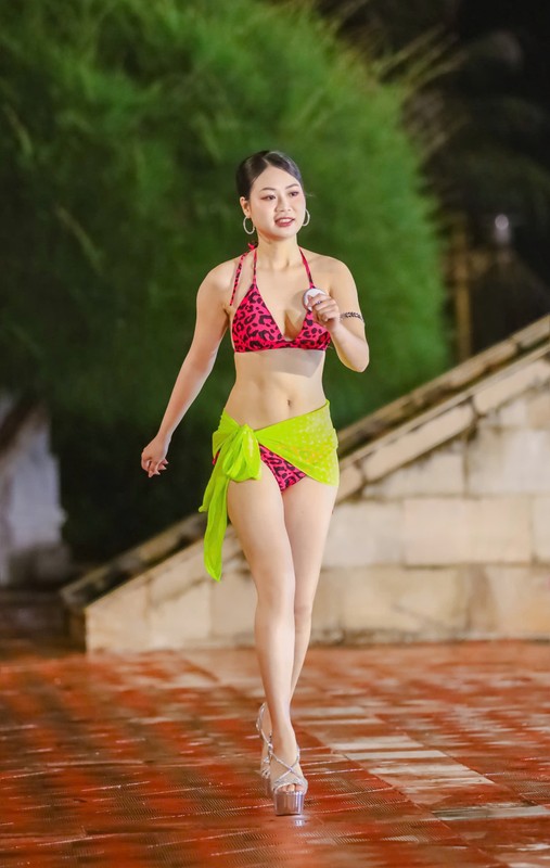 View -             Thí sinh Hoa hậu Việt Nam Thời đại 2024 gợi cảm với bikini    