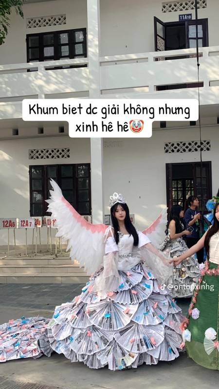 View -             Xuýt xoa trước thiết kế váy tái chế công phu của học sinh    