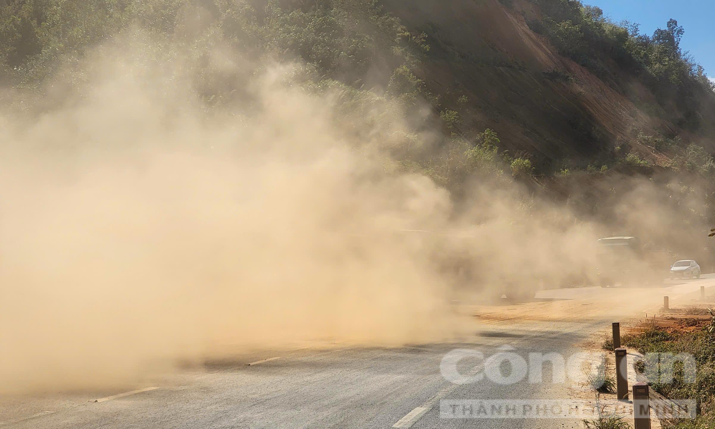 View -             Kon Tum: ‘Bão bụi’ từ mỏ đất gây nguy hiểm giao thông trên Quốc lộ 24    