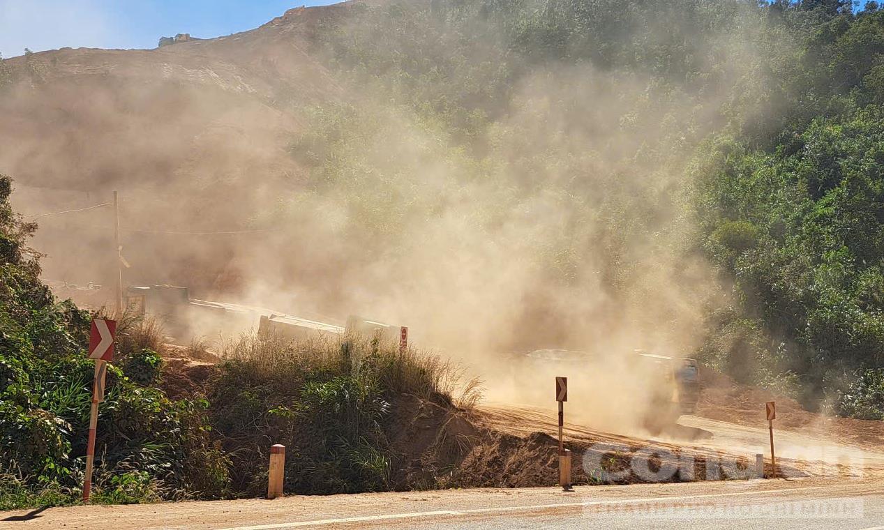 View -             Kon Tum: ‘Bão bụi’ từ mỏ đất gây nguy hiểm giao thông trên Quốc lộ 24    