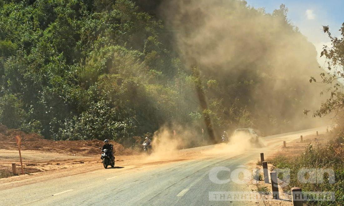 View -             Kon Tum: ‘Bão bụi’ từ mỏ đất gây nguy hiểm giao thông trên Quốc lộ 24    