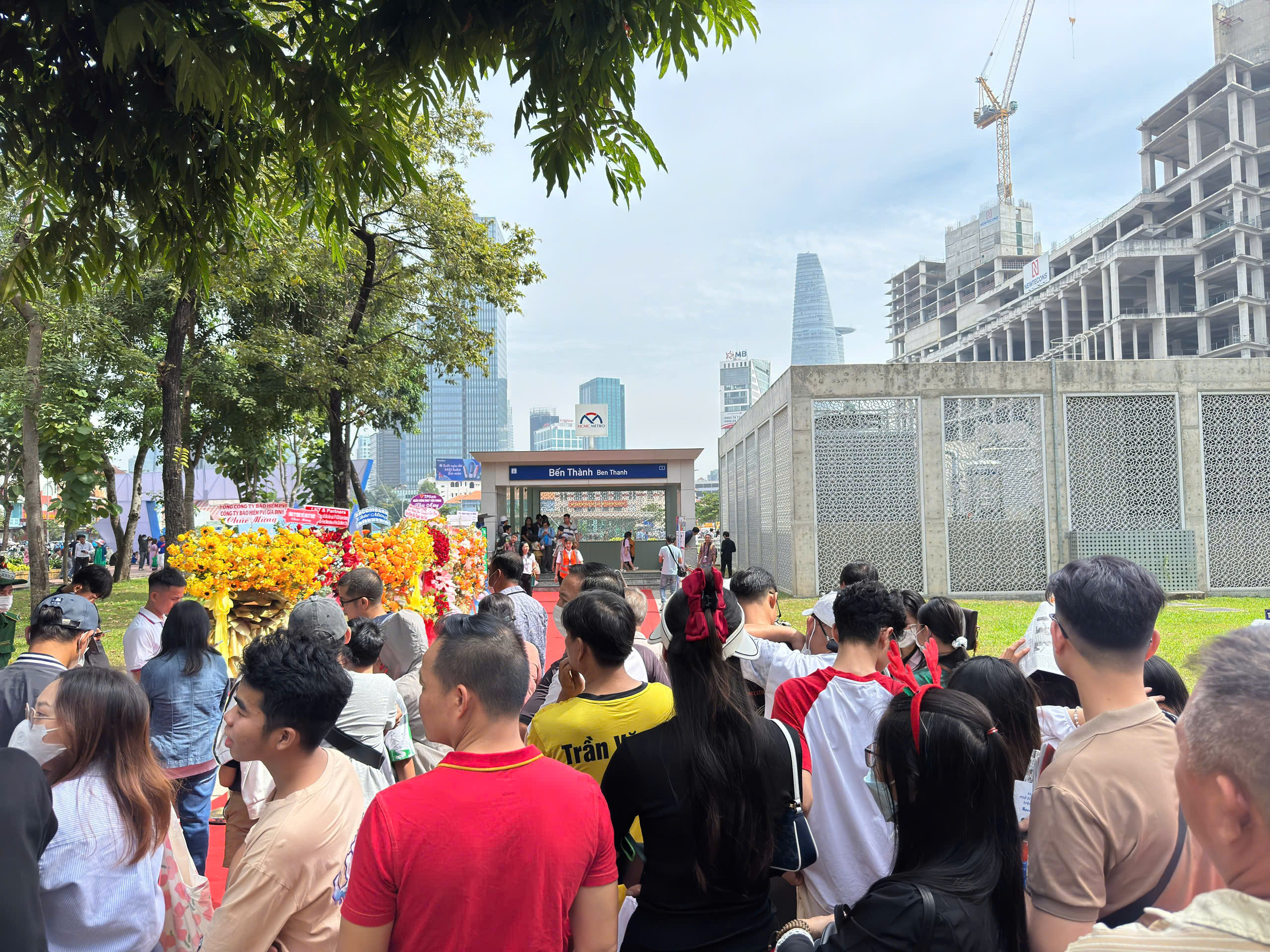 View -             Hàng chục ngàn người đến các ga chờ trải nghiệm metro trong ngày đầu khai thác    