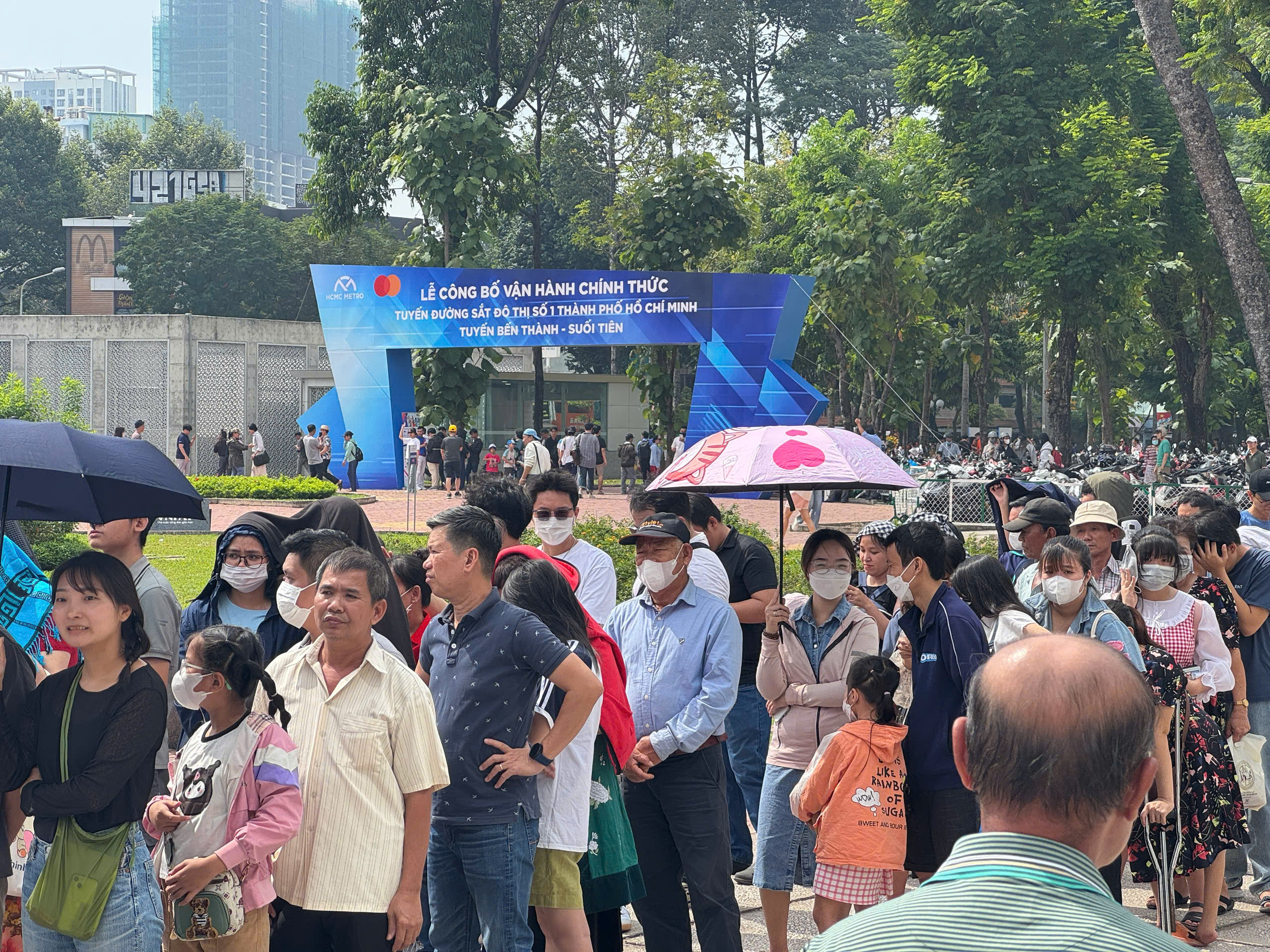 View -             Hàng chục ngàn người đến các ga chờ trải nghiệm metro trong ngày đầu khai thác    