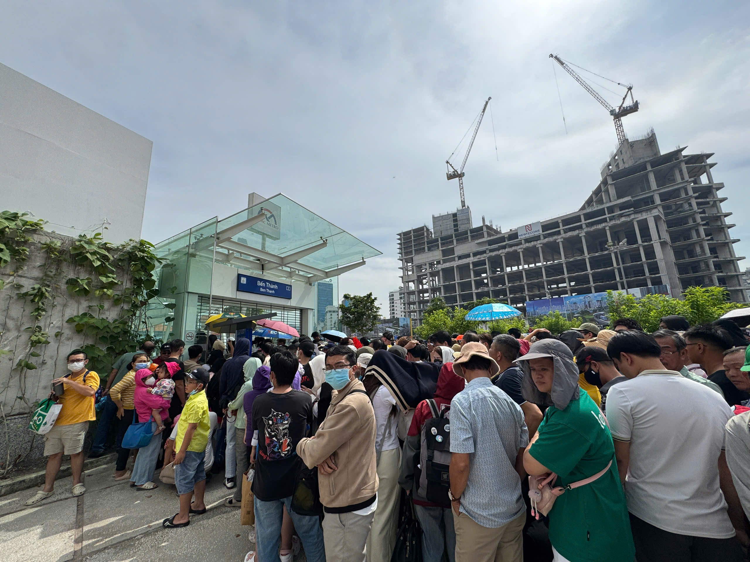 View -             Hàng chục ngàn người đến các ga chờ trải nghiệm metro trong ngày đầu khai thác    