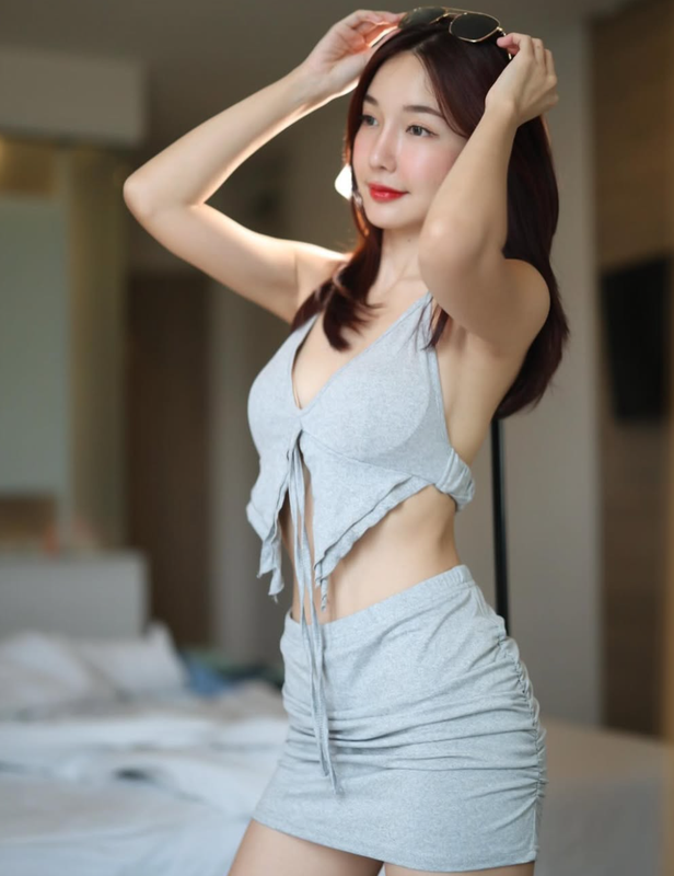 View -             Hot girl diện áo bra giữa núi rừng khoe vóc dáng nuột nà    