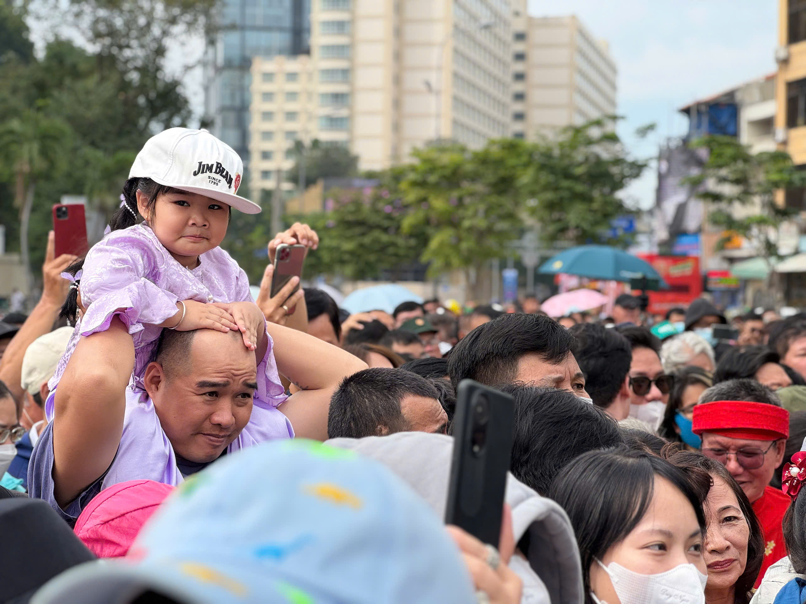 View -             Hàng chục ngàn người đến các ga chờ trải nghiệm metro trong ngày đầu khai thác    