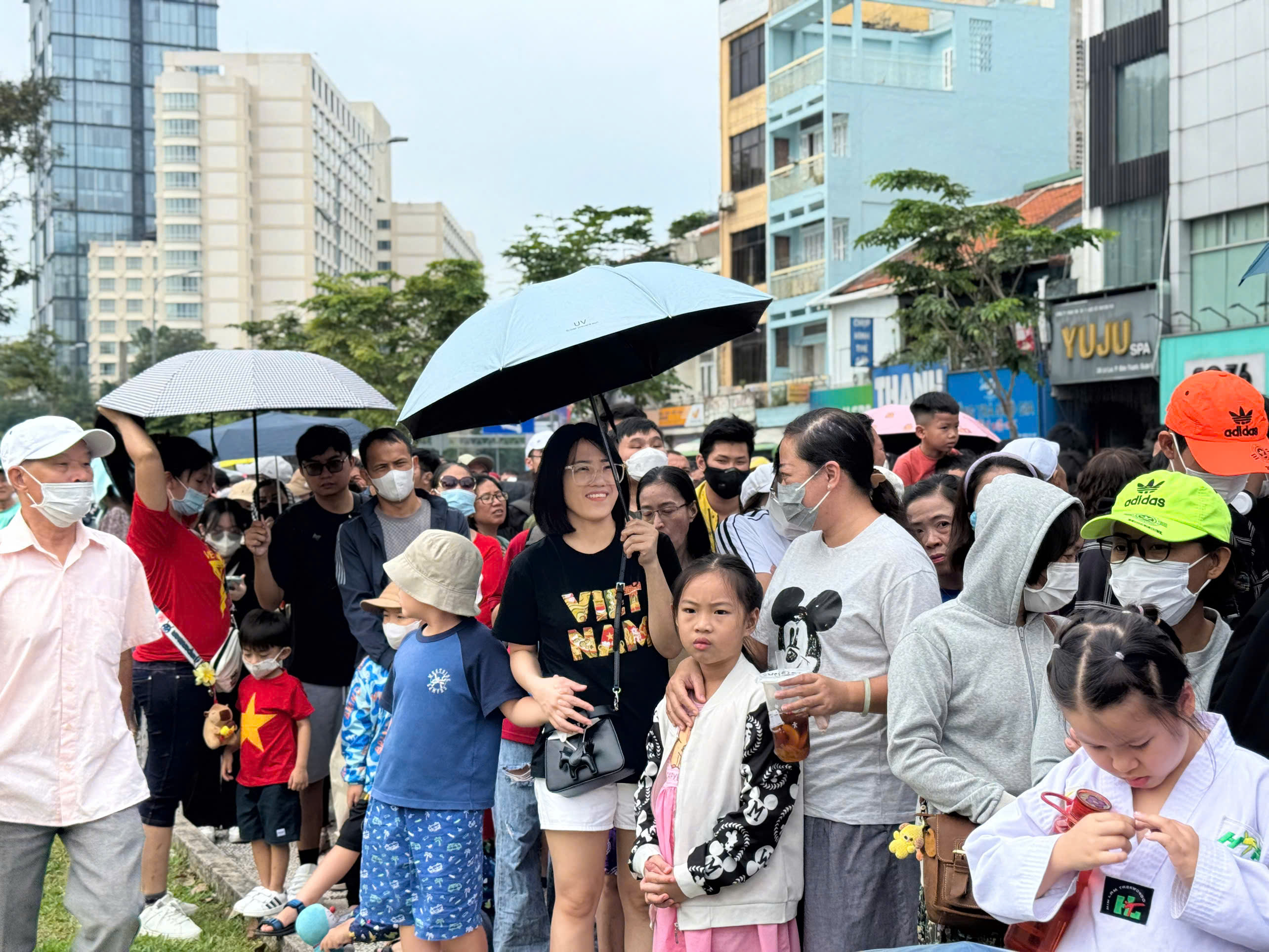 View -             Hàng chục ngàn người đến các ga chờ trải nghiệm metro trong ngày đầu khai thác    