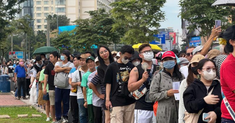 View -             Hàng chục ngàn người đến các ga chờ trải nghiệm metro trong ngày đầu khai thác    