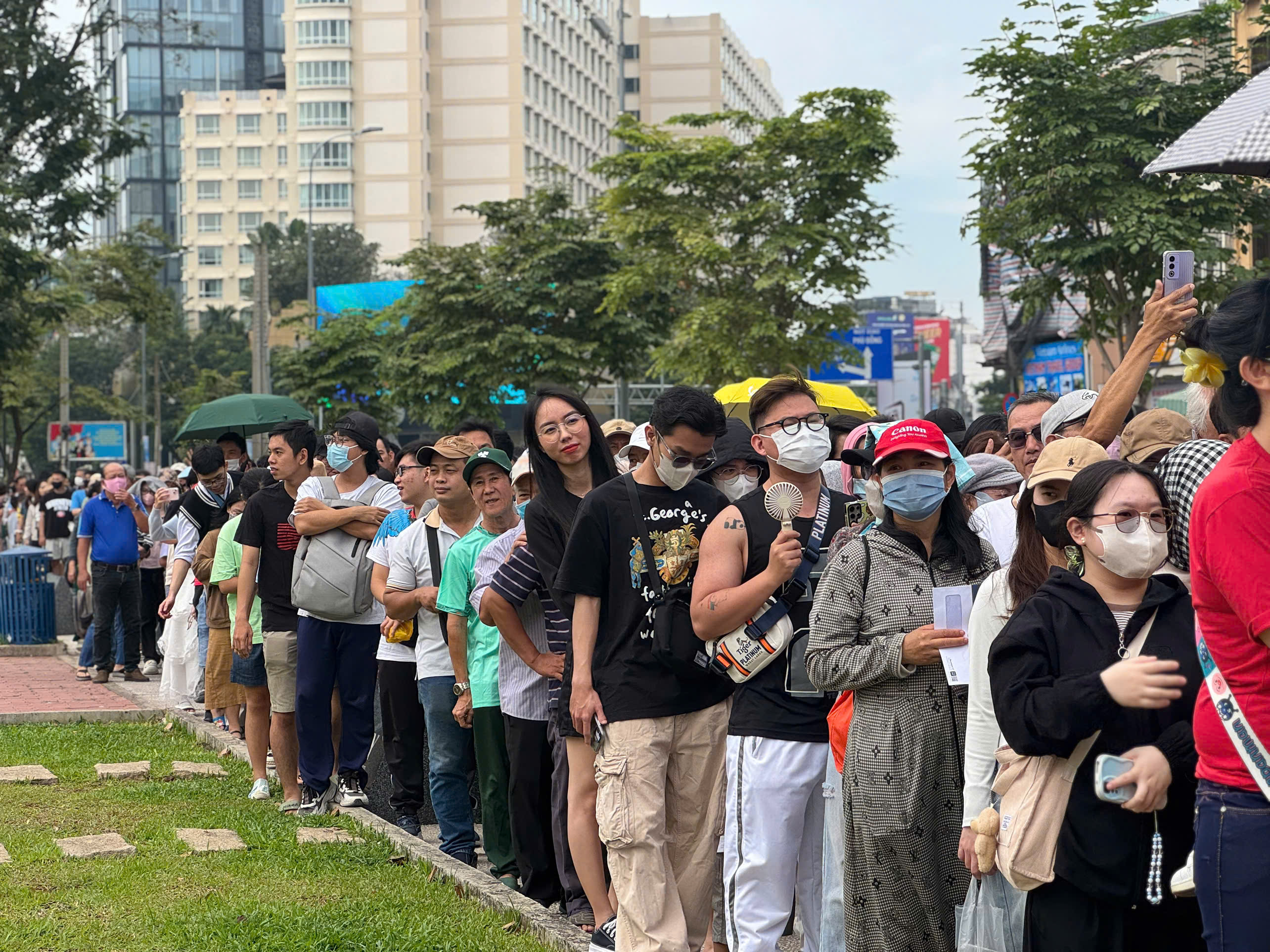 View -             Hàng chục ngàn người đến các ga chờ trải nghiệm metro trong ngày đầu khai thác    