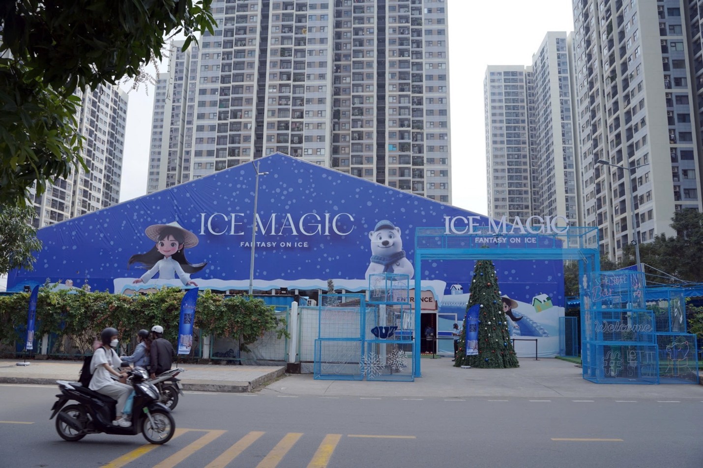 View -             ICE MAGIC - FANTASY ON ICE: Trải nghiệm sân chơi băng tuyết độc đáo giữa lòng thành phố    