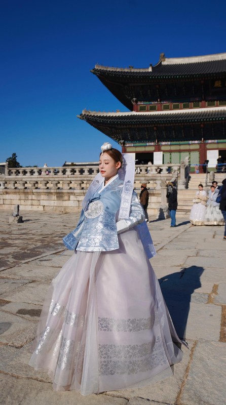 View -             'Phú bà' Huyền Baby hóa thân 'tiểu thư Hàn Quốc' khi diện hanbok    