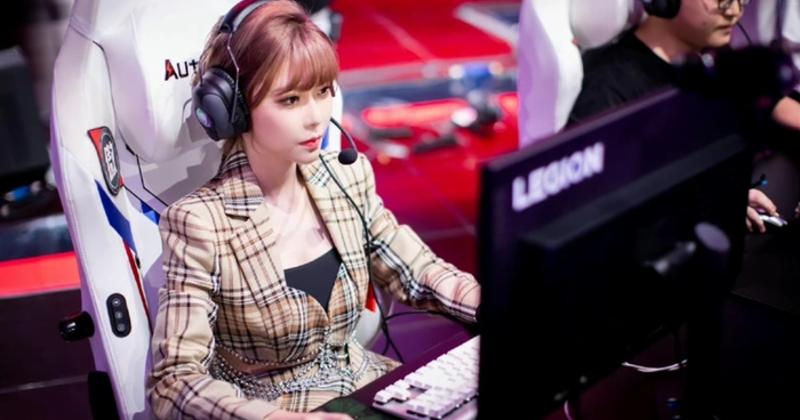 Cựu nữ caster nổi tiếng của LPL chuyển hướng livestream 'thổi kèn'